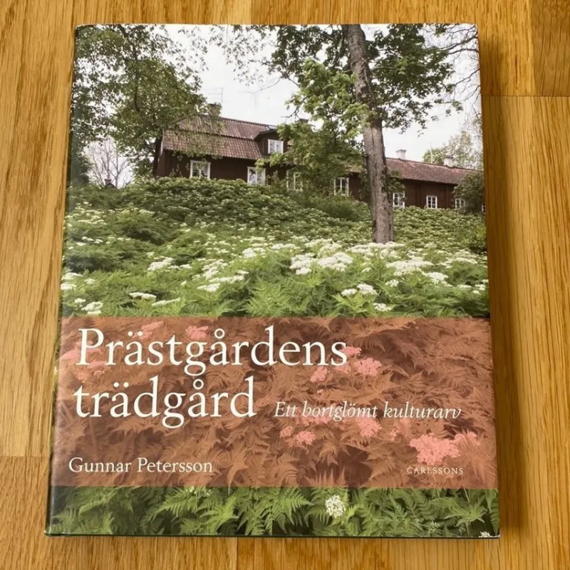 Tradera Prästgårdens trädgård: Ett bortglömt kulturarv av Gunnar Petersson (2010)> Botanik