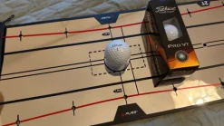 Tradera Golf<Pure Putting Mirror - Puttingmatta med Titleist PRO V1-bollar