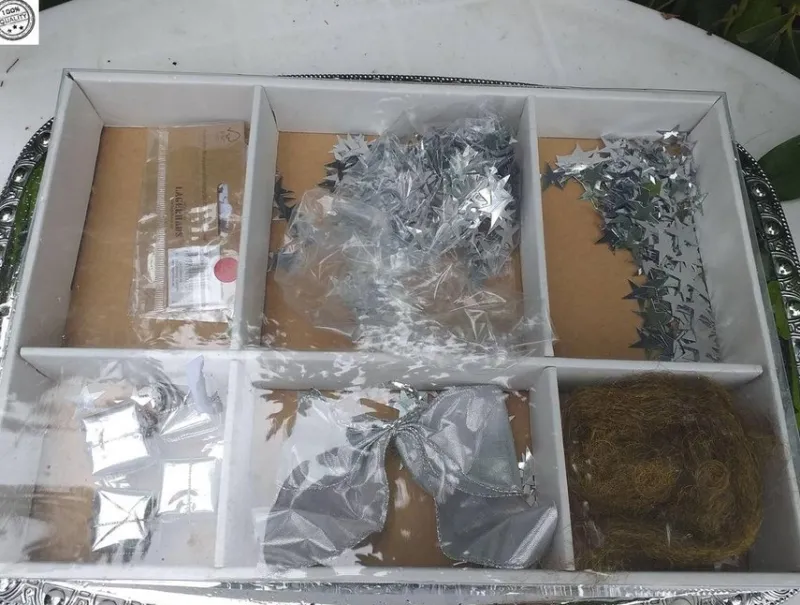 Tradera Pysselkartong med silverstjärnor blommor silverpaket rosett scrapbooking> Pyssla & Måla