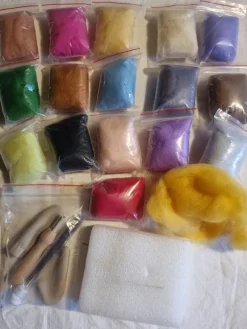 Tradera Pysselkit med ull i olika färger och filtningsverktyg^ Övrig Hobby