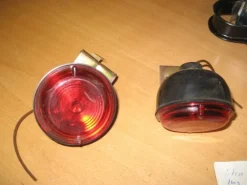 Tradera Röda bakljus typ gamla traktor nytt^ Jordbruksmaskiner