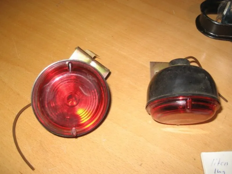 Tradera Röda bakljus typ gamla traktor nytt^ Jordbruksmaskiner