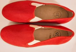 Tradera Damskor<Röda canvas skor i storlek 35 Helt Nya Oanvända Perfect Gift