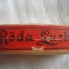 Tradera Tobakiana<Röda Lacket Pris 18 Öre Snusdosa STM Mkt Ovanlig!