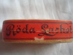 Tradera Tobakiana<Röda Lacket Pris 18 Öre Snusdosa STM Mkt Ovanlig!