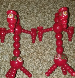 Tradera Röda träkandelstakar med blommör^ Inredningsdetaljer