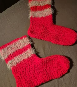 Tradera Röda varma sockar stickade nya storlek ca 37-40^ Kläder