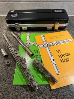 Tradera Regent tvärflöjt med fodral och notböcker^ Musikinstrument
