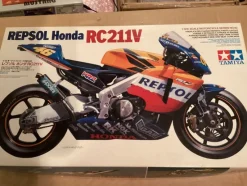 Tradera Repsol Honda RC211V - påbörjad^ Plastbyggsatser