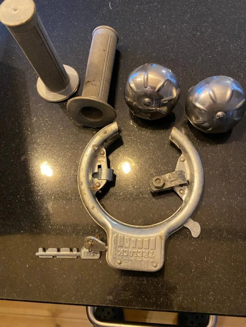 Tradera Cykel<Retro cykeltillbehör: Grepp, lås, speglar och mer!