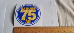 Tradera Järn- & Spårvägsmemorabilia<RETRO DEKAL KLISTERMÄRKE SJ BUSS 75 ÅR STATENS JÄRNVÄGAR TÅG..