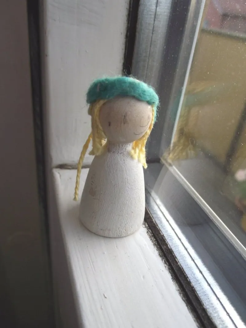 Tradera RETRO LUCIA - äldre,mycket liten LUCIA i trä> Högtider