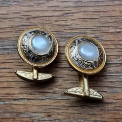 Tradera Manschettknappar<Retro manschettknappar gulmetall svart mönster vita stenar plast