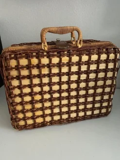 Tradera Retro picnicväska rottingväska rotting plast bestick^ Resetillbehör