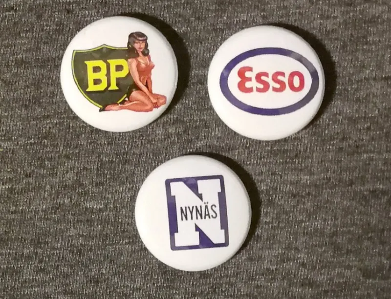 Tradera Retro pins 25 mm, BP, Esso, Nynäs, 3 st. fast pris 60 kr, inkl. porto> Tygmärken & Pins