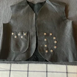 Tradera RETRO SVART SKINNVÄST ,HEMMASYDD,COWBOYSTIL +HÖLSTER TIDIGT 80-TAL> Utklädnad & Rollek