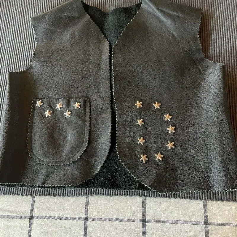 Tradera RETRO SVART SKINNVÄST ,HEMMASYDD,COWBOYSTIL +HÖLSTER TIDIGT 80-TAL> Utklädnad & Rollek