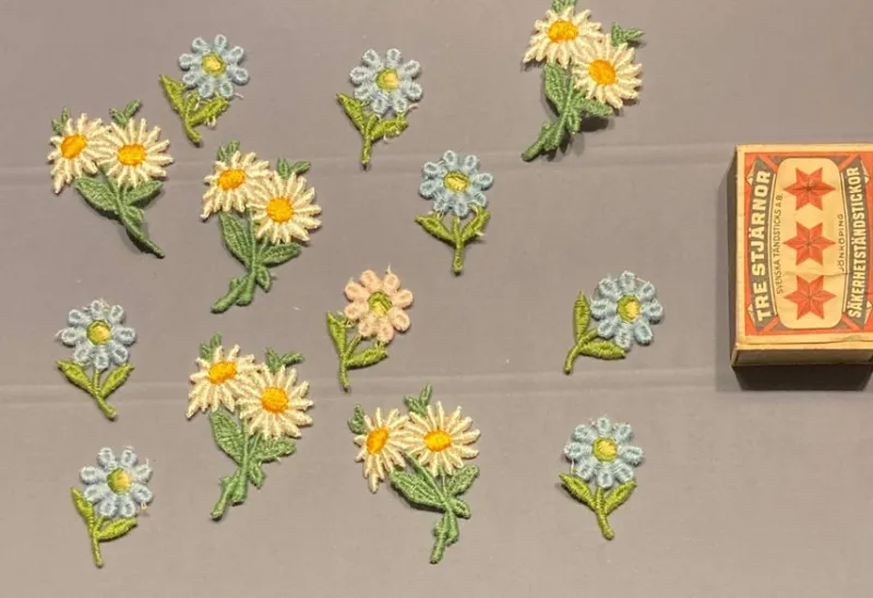 Tradera Retro tygblommor 70-tal> Tygmärken & Pins