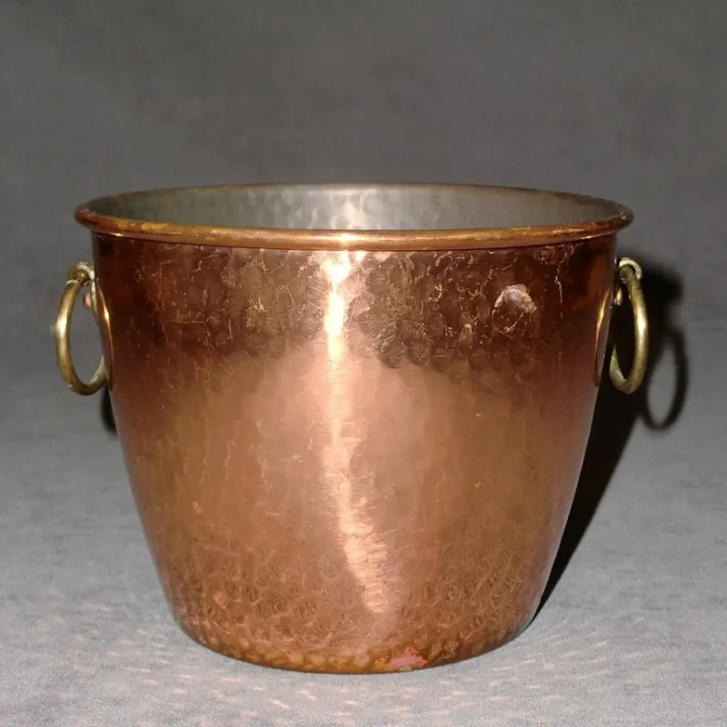 Tradera Retro/vintage: Kruka i koppar med hänklar i mässing, blomkruka, ytterfoder> Kopparföremål
