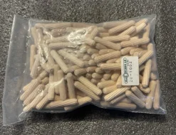 Tradera Räfflad Träplugg 6x30 mm> Byggmaterial