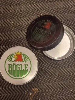 Tradera Tobakiana<Rögle snusdosa i metall 1st