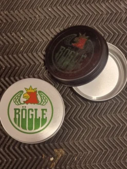 Tradera Tobakiana<Rögle snusdosa i metall 1st