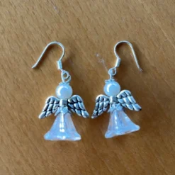 Tradera Örhängen<Örhänge i form av änglar. Det finns berlock i annan annons .