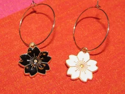 Tradera Egendesignade Smycken<Örhängen med blommor av zinklegering/emalj/rostfritt stål.