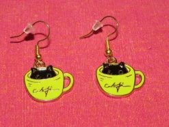 Tradera Egendesignade Smycken<Örhängen med katt i kopp av emalj/rostfritt stål.