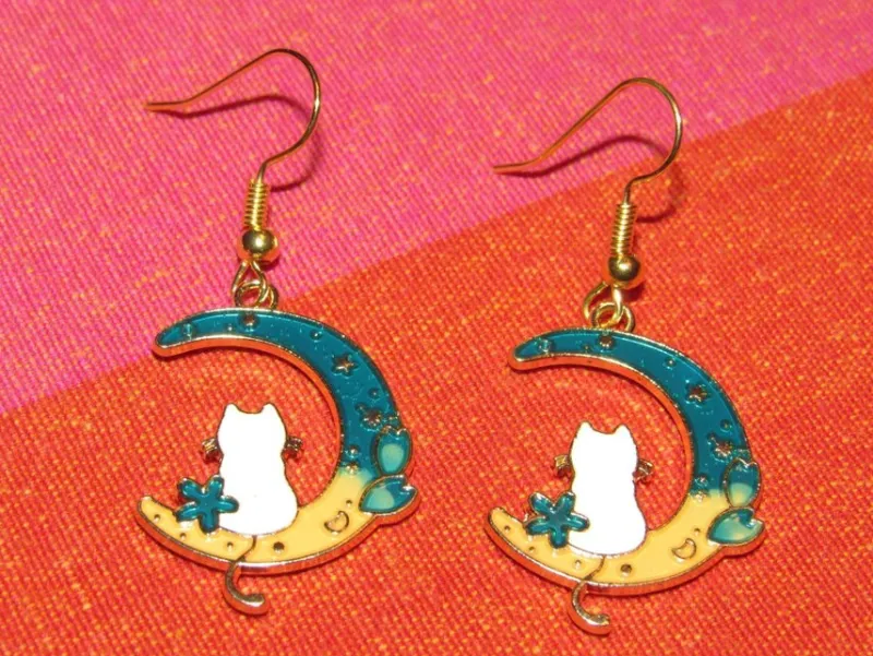 Tradera Egendesignade Smycken<Örhängen med katt på måne av emalj/rostfritt stål.