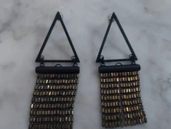 Tradera Örhängen<Örhängen SVARTA trekanter och Länkar i Guldig metall Längd ca 7 cm