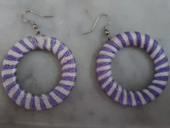 Tradera Örhängen<örhängen 80-tal VITT /LILA Diameter ca 4,7 cm