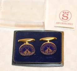 Tradera Manschettknappar<RIKSBANKENS JUBILEUMSFOND. EMALJERADE MANSCHETTKNAPPAR MED ETUI.