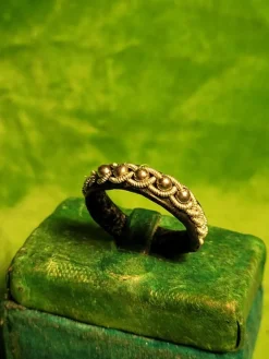 Tradera RING AV SKINN SILVERPÄRLOR TENNTRÅDSSLÖJD SAMISK HANTVERKSTIL> Hemslöjd