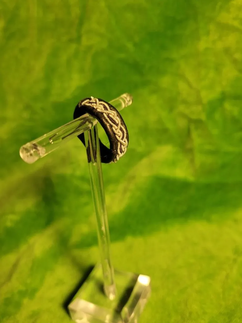 Tradera RING AV SKINN TENNTRÅDSSLÖJD SAMISK HANTVERKSTIL ALLA HJÄRTANS DAG PRESENT> Hemslöjd