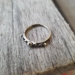 Tradera Ringar<Ring med stämplar osäker om det är silver