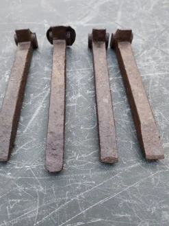Tradera Järn- & Spårvägsmemorabilia<Rälsspikar. Järnvägsspik. 4 st. Från 1900-talets början. Ovanligt bra skick!