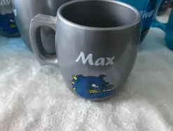 Tradera Roliga Akryl Muggar med Namn och Bilder^ Hushållsartiklar