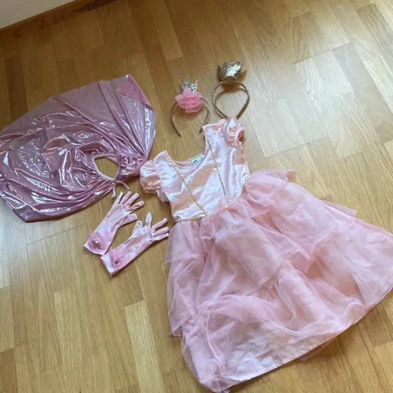 Tradera Rosa Prinsessdräkt Set med Kappa, Handskar & Diadem krona (H&M, 122/128)> Utklädnad & Rollek
