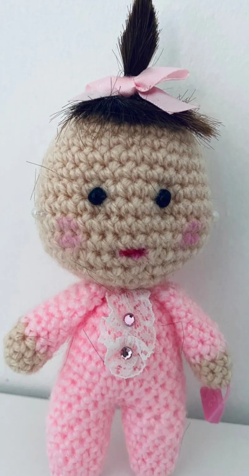 Tradera Rosa virkade docka med hår> Dockskåp & Dockor