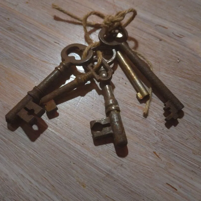 Tradera Rostiga nycklar> Beslag & Reservdelar