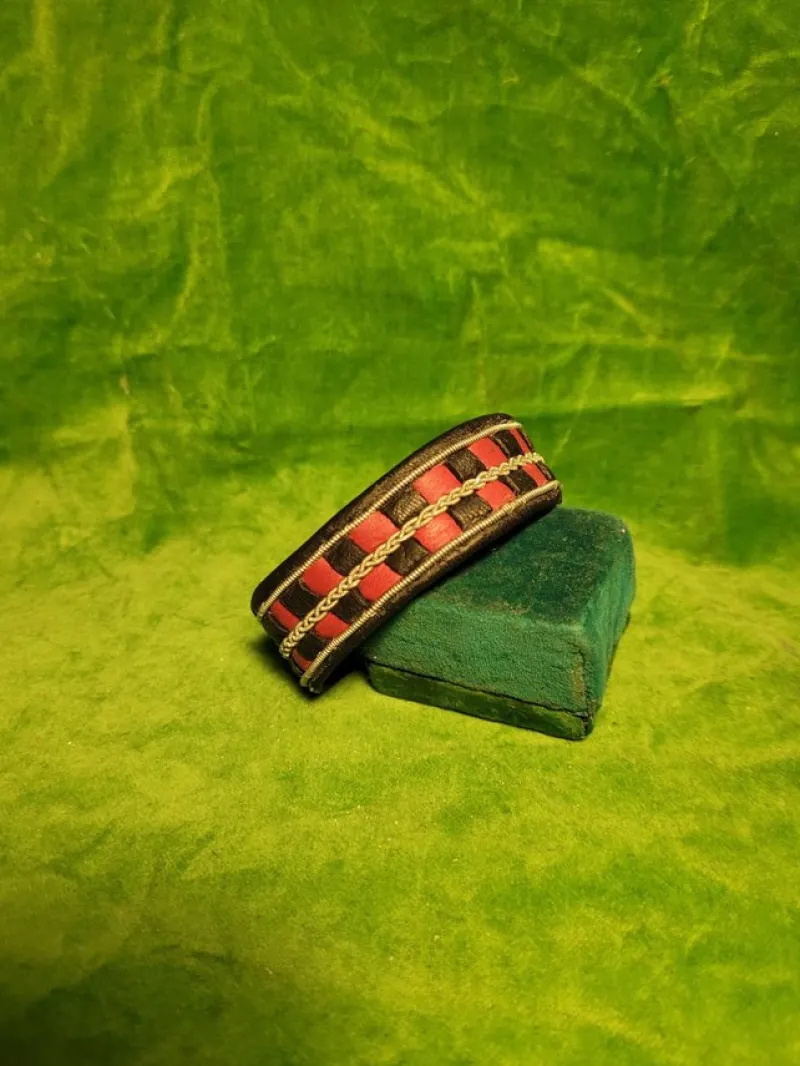 Tradera RÖTT SVART ARMBAND MANLIGT TENNTRÅDSSLÖJD SAMISK HANTVERKSTILALLA HJÄRTANS DAG> Hemslöjd