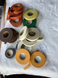 Tradera Rullar med plastremsor i olika färger för handarbete och lampor^ Hobbymaterial