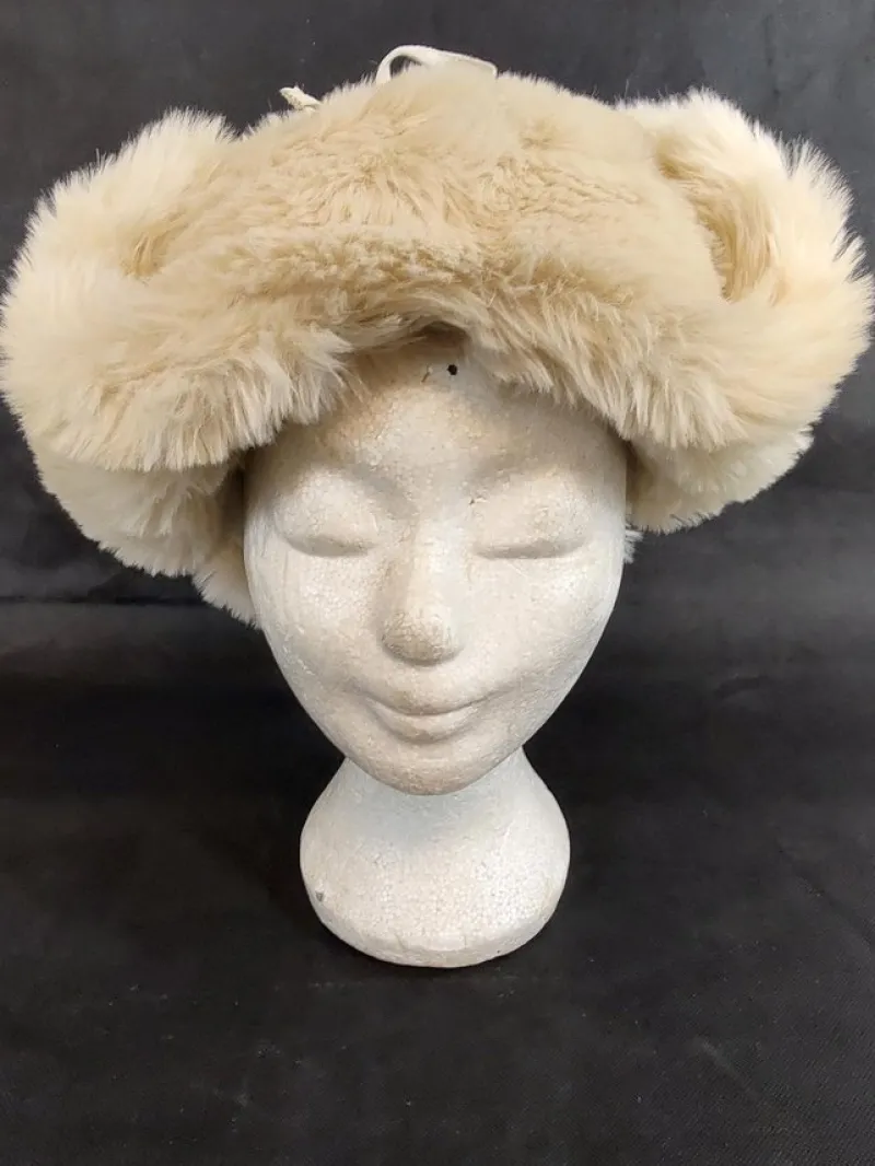 Tradera Ryssmössa i fuskpäls> Huvudbonader
