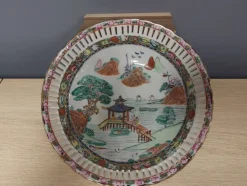 Tradera Sagolikt vacker orientalisk skål med perforering/galler och gulddekor. 1 krona> Orientalisk Konst & Porslin