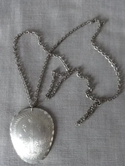 Tradera SAMEHANTVERK, Jokkmokk - handgjort HALSBAND i tenn 5,5 x 4,5 cm - SOM NYTT!!!^ Smycken