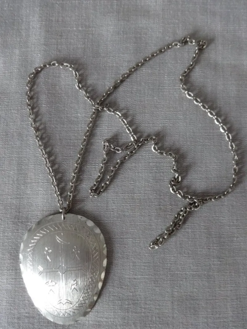 Tradera SAMEHANTVERK, Jokkmokk - handgjort HALSBAND i tenn 5,5 x 4,5 cm - SOM NYTT!!!^ Smycken