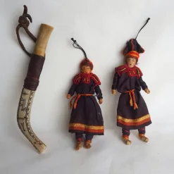 Tradera Samisk barn- minikniv, två äldre samiska dockor med slitage. Samekniv, sameslöjd> Hemslöjd