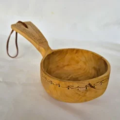 Tradera Samisk kåsa, oanvänd, signerad ”ADAK, 1988, H.Ö.”. 17 cm l. Sameslöjd, träkåsa> Hemslöjd