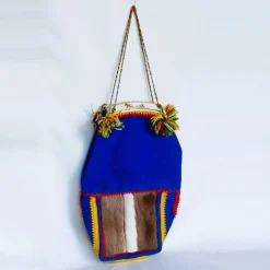 Tradera Samisk väska, ull, renskinn, väskbyglar i horn. 30 cm hög, 20 cm bred. Sameslöjd> Hemslöjd